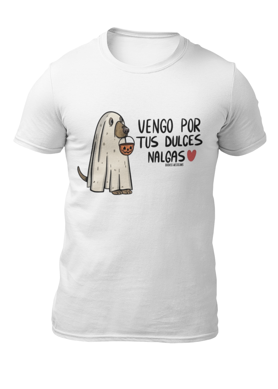 White t-shirt featuring an illustration of a dog dressed as a sheet ghost holding a pumpkin bucket next to text reading "VENGO POR TUS DULCES NALGAS".