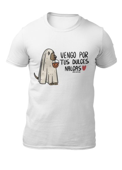 White t-shirt featuring an illustration of a dog dressed as a sheet ghost holding a pumpkin bucket next to text reading "VENGO POR TUS DULCES NALGAS".